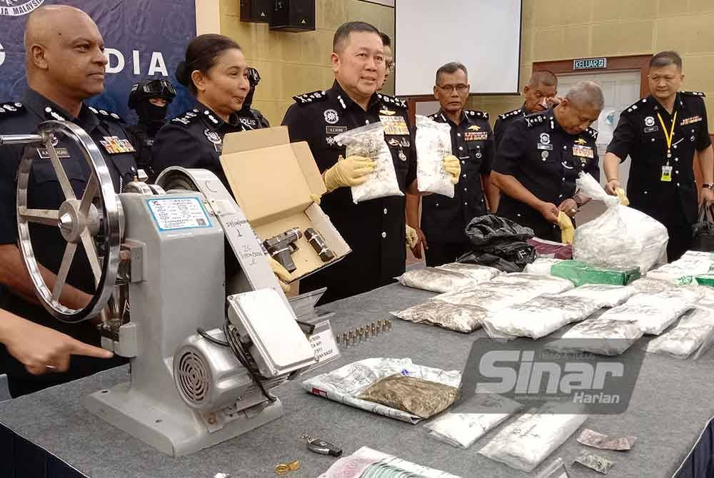 Kok Chin (tiga dari kiri) menunjukkan dadah yang dirampas susulan tangkapan pasangan kekasih di sebuah kondominium di Puchong Jaya pada Sabtu.