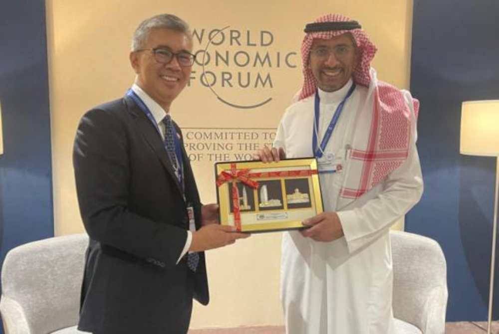 Tengku Zafrul (kiri) bersama Menteri Perindustrian dan Sumber Mineral Arab Saudi, Bandar bin Ibrahim Alkhoreyaf semasa pertemuan pada sempena mesyuarat khas Forum Ekonomi Sedunia (WEF) di Riyadh, Arab Saudi. Foto X Tengku Zafrul