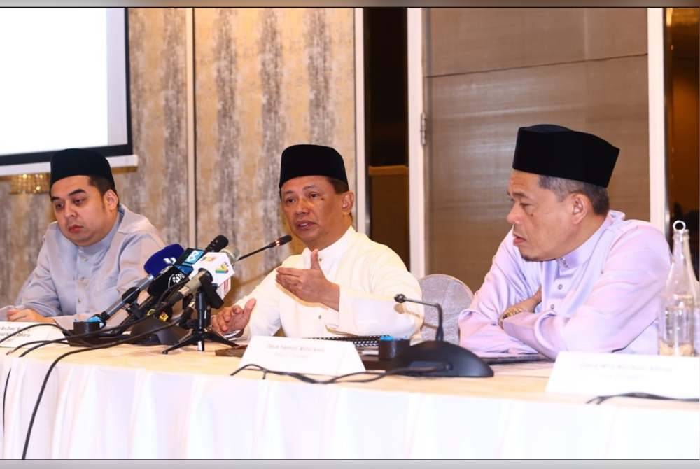 Mohamad Norza (tengah) ketika sidang akhbar selepas mesyuarat Majlis Eksekutif ke-209 MOM. Foto MOM