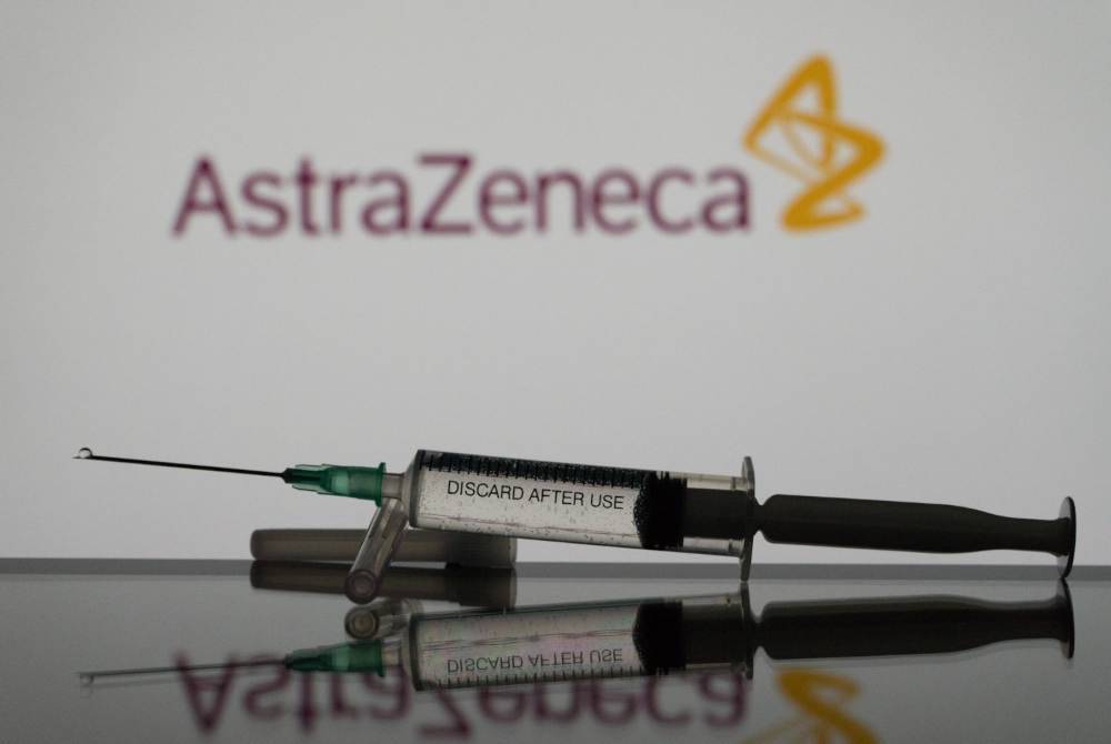 AstraZeneca kini menghadapi saman atas dakwaan vaksin yang dibangunkan mereka bersama Universiti Oxford boleh menyebabkan kematian dan kecederaan serius dalam puluhan kes. Agensi