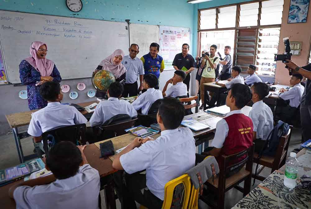 Fadhlina (dua dari kiri) melawat salah sebuah kelas semasa meninjau SMK Meru di Klang, pada Isnin.