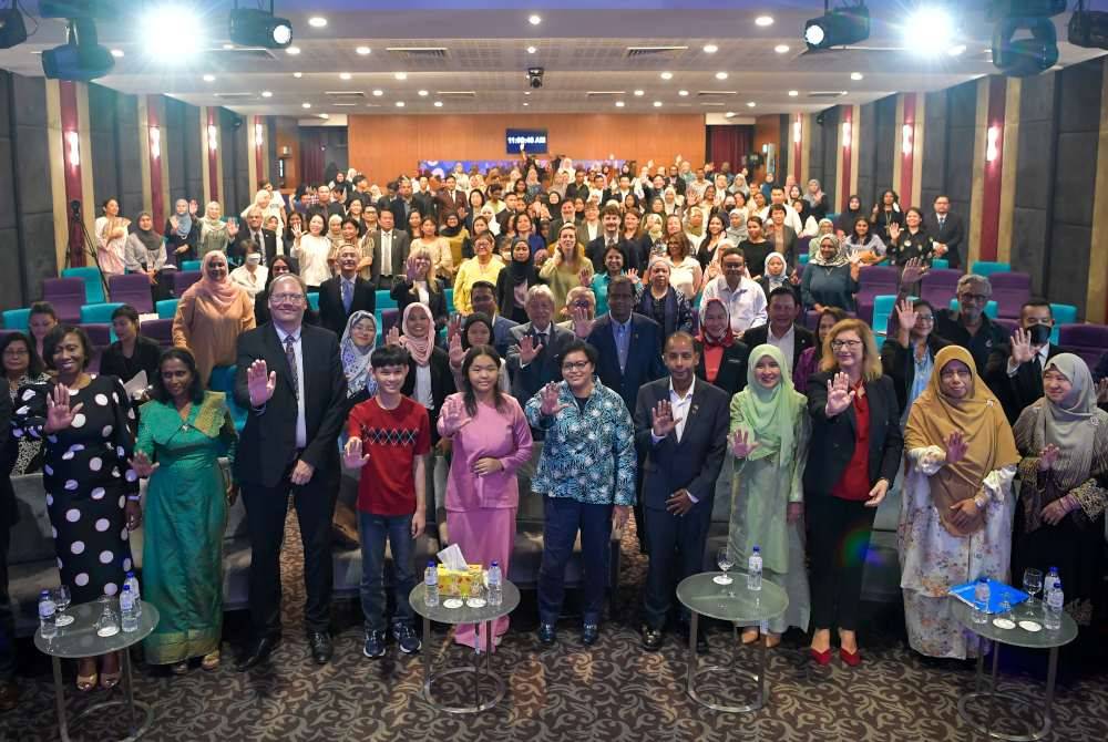 Azalina (enam dari kanan) bergambar pada simposium Antarabangsa tentang pemerkasasaan suruhanjaya kanak-kanak memperkukuh hak dan menjaga masa depan di Asian International Arbitration Centre hari ini. Foto Bernama