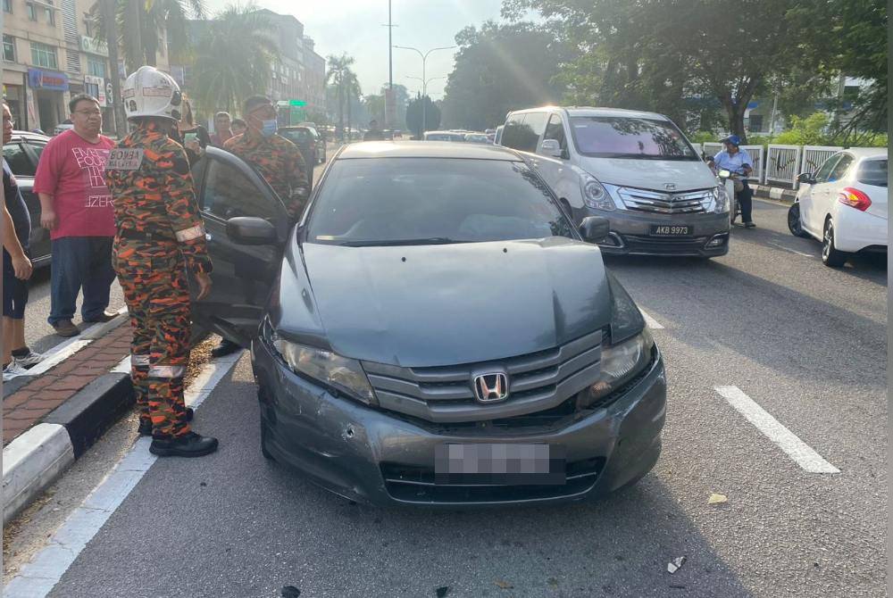 Kereta mangsa mengalami kerosakan di bahagian hadapan selepas dirempuh kereta dipandu seorang wanita yang membuat pusingan U di Greentown. Foto ihsan Bomba Perak