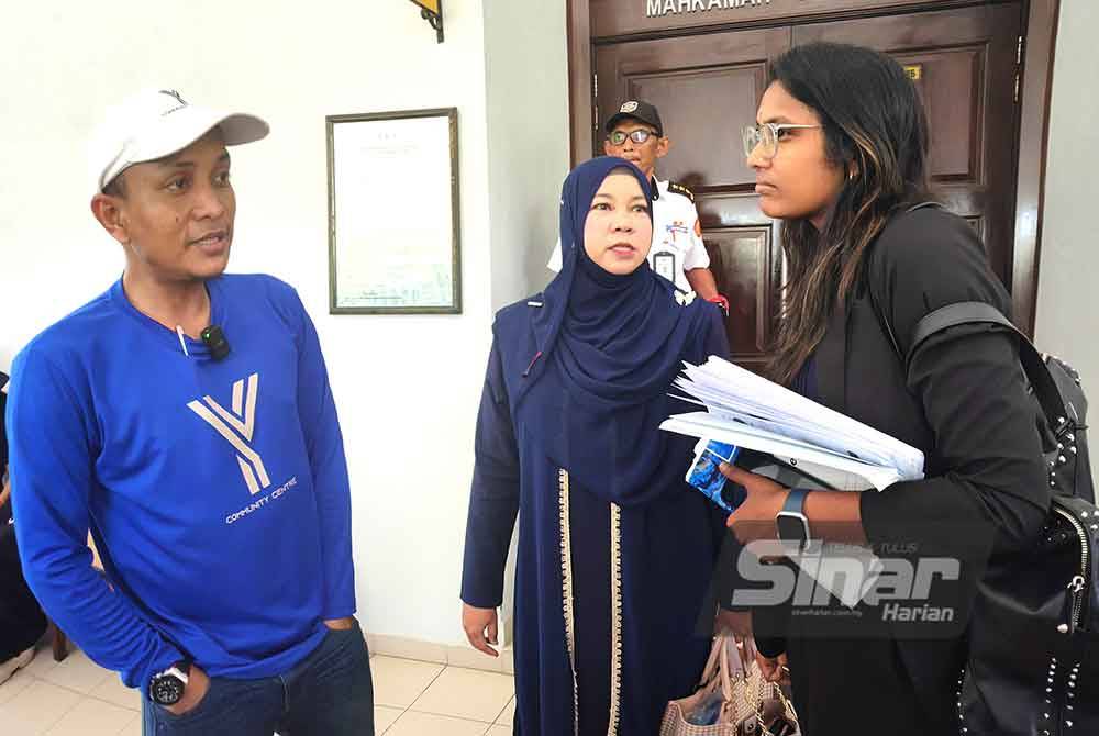 Gaithri (kanan) berjumpa dengan ibu bapa Baby Syifaa di luar mahkamah.