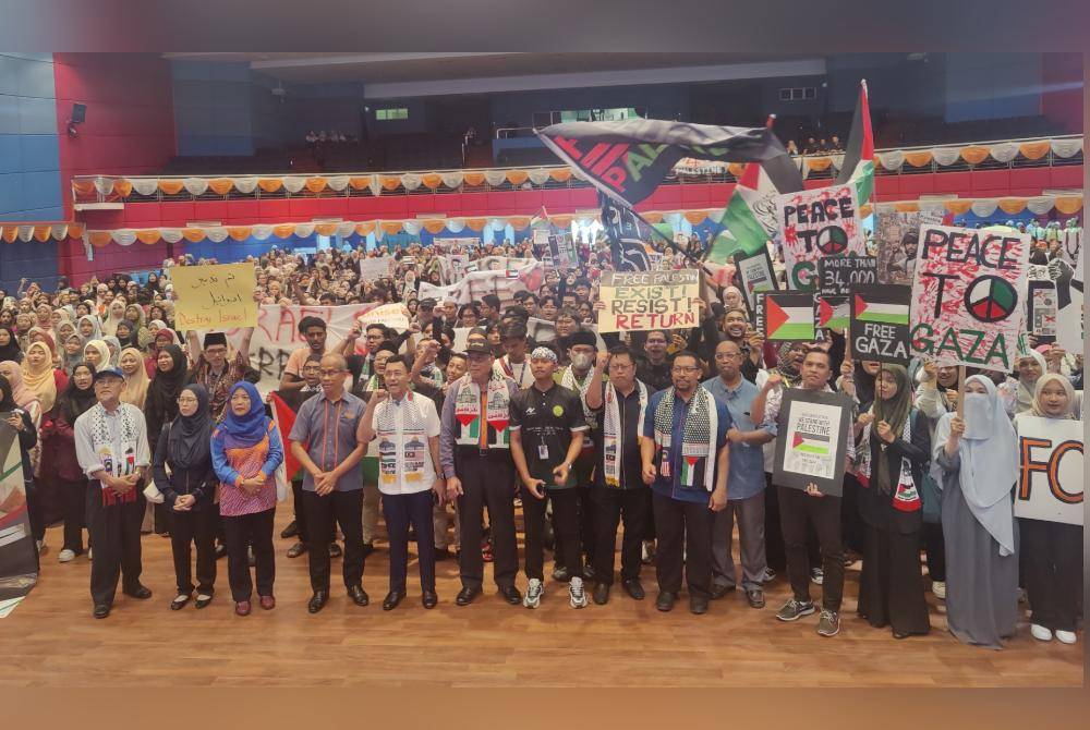 Borhan (depan lima dari kiri) dan Mohammad Redzuan (depan enam dari kiri) pada Perhimpunan Solidariti Universiti Selangor (Unisel) Terhadap Gaza di Dewan Canselor, Unisel Kampus Bestari Jaya di sini pada Isnin.
