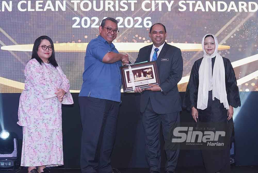 Ketua Setiausaha Kementerian Pelancongan, Seni dan Budaya, Datuk Roslan Tan Sri Abdul Rahman menyampaikan Anugerah Standard Bandar Pelancong Bersih ASEAN 2024-2026 (2024-2026) kepada Perbadanan Putrajaya pada majlis Anugerah Standard Pelancongan Asean 2024 yang diadakan pada Isnin. Foto Sinar Harian - Rosli Talib