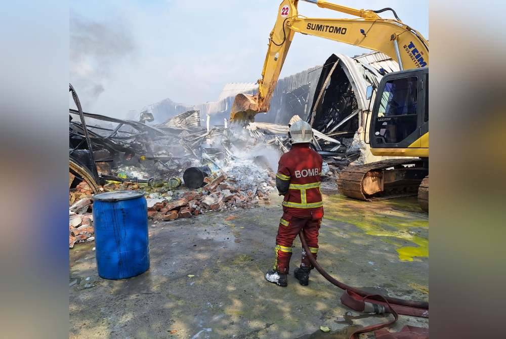 Anggota bomba menjalankan kerja-kerja akhir dalam kebakaran melibatkan sebuah kilang cat di Taman Perindustrian Meru, Kapar pada Isnin.