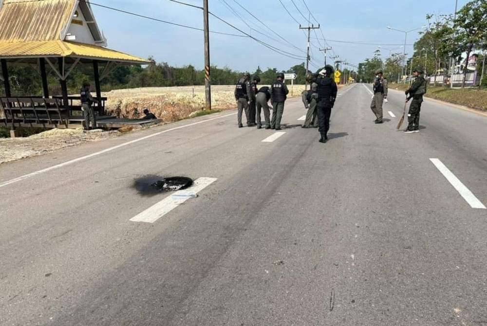 Jalan ke Sungai Golok dari daerah Tak Bai ditutup untuk pemeriksaan selepas skuad pemusnah bom menemukan paku bertaburan di jalan raya.