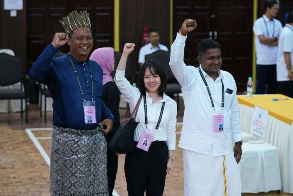 Calon PH yang mewakili Kerajaan Perpaduan, Pang Sock Tao (tengah) selesai menyerahkan borang penamaan calon bagi PRK KKB di Dewan Serbaguna dan Kompleks Sukan Daerah Hulu Selangor pada Sabtu.