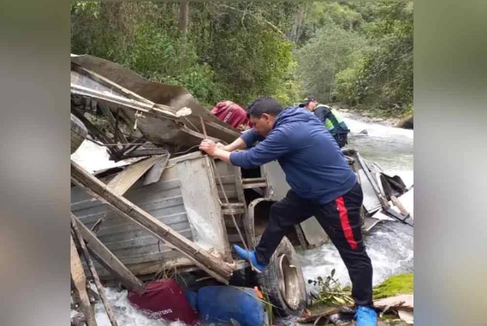 Bas itu terdampar di Sungai Sendamal, menyebabkan beberapa penumpang hanyut dibawa arus. Foto internet