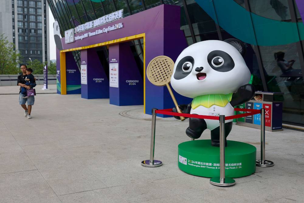 Replika Panda bermain badminton turut diletakkan pada kejohanan Badminton Piala Thomas dan Uber 2024 di Pusat Sukan Chengdu High-tech Zone. Foto Bernama