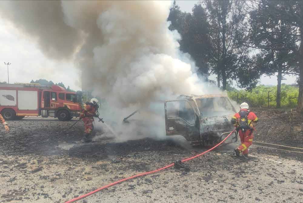 Bomba berjaya memadamkan kebakaran sebuah lori di Plaza Tol Bukit Jelutong, Shah Alam pada Selasa. Foto JBPM Selangor