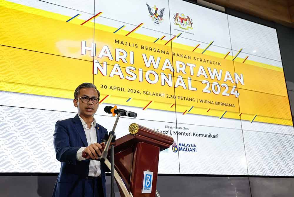 Fahmi menyampaikan ucapan pada Majlis Bersama Rakan Strategik Hawana 2024 di Wisma Bernama pada Selasa. Foto Bernama