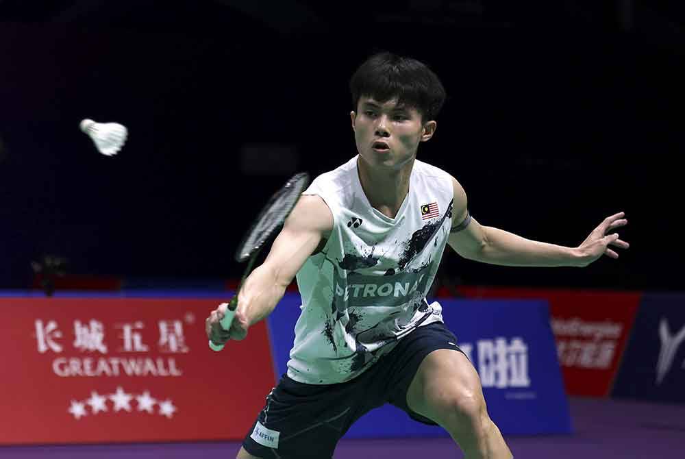 Aksi pemain perseorangan Lelaki negara Justin Hoh ketika menentang pemain Denmak, Rasmus Gemke pada saingan Kumpulan D Kejohanan Badminton Piala Thomas 2024 di Pusat Sukan Chengdu High-tech Zone hari ini. Foto Bernama