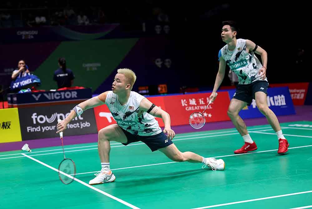 Aksi pasangan Lelaki negara Aaron Chia (kiri) dan Soh Wooi Yik (kanan) ketika menentang pasangan Denmak, Kim Astruo dan Anders Skaarup Rasmussen pada saingan Kumpulan D Kejohanan Badminton Piala Thomas 2024 di Pusat Sukan Chengdu High-tech Zone pada Selasa. Foto Bernama