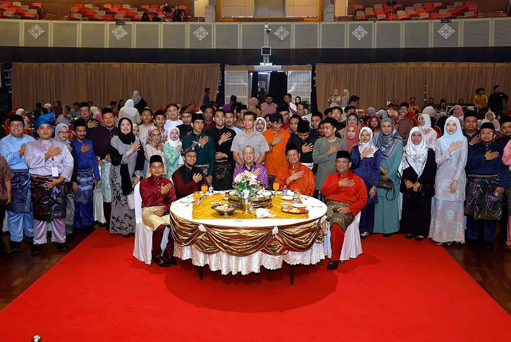 Fadillah (duduk, tengah) bersama para pelajar pada Program MPP Eid Fiesta anjuran MPP UiTM di Dewan Agung Tuanku Canselor UiTM, pada Selasa. Foto Bernama