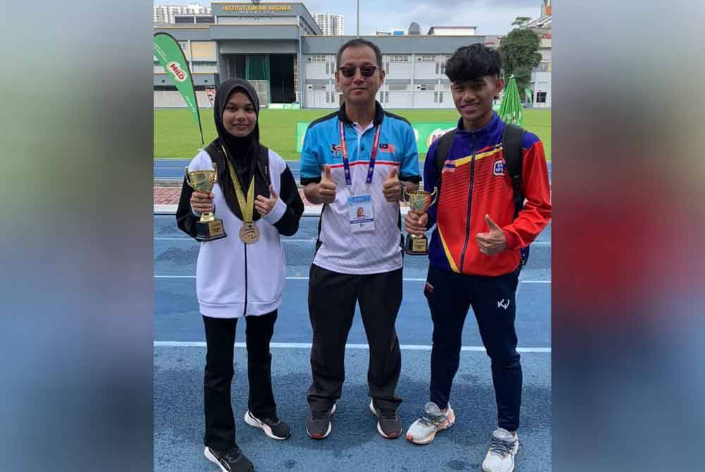 Muhammad Zamir (kanan) dan Marosuraya (kiri) bersama Mohd Amiludin pada Kejohanan Olahraga Orang Pekak di Bukit Jalil pada Ahad. Foto MSDeaf