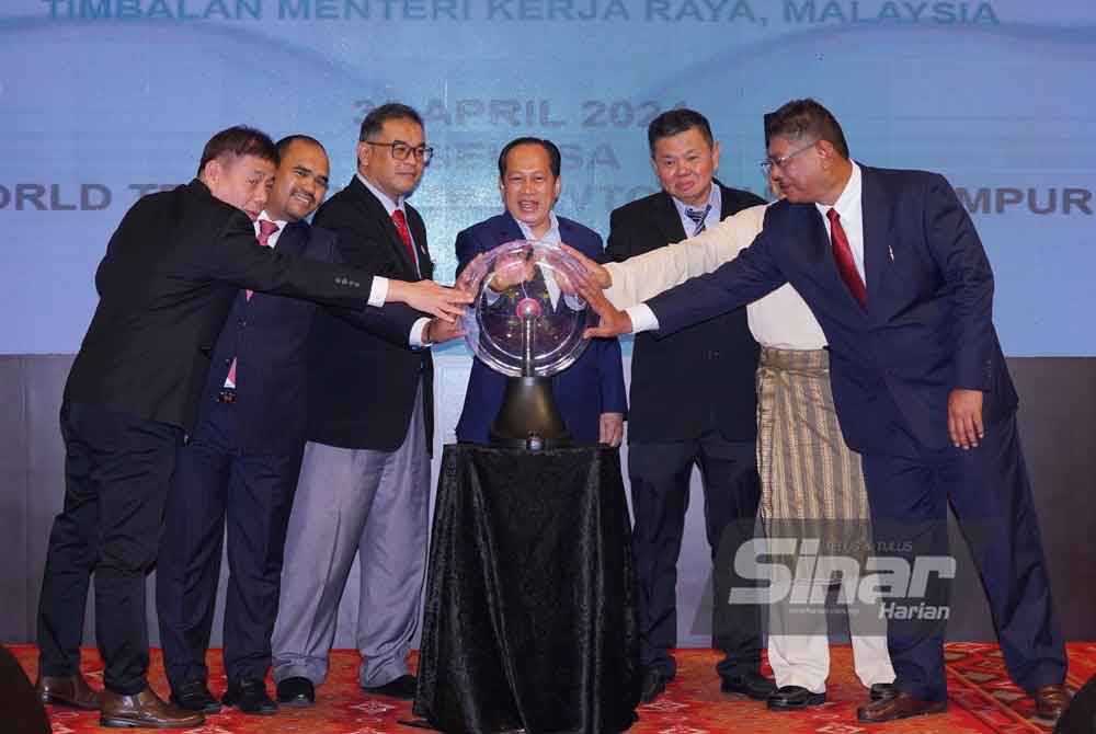 Timbalan Menteri Kerja Raya, Datuk Seri Ahmad Maslan (tengah) melakukan gimik Pelancaran Smart Paints Malaysia di Pusat Dagangan Dunia Kuala Lumpur (WTCKL) pada Selasa. FOTO: SINAR HARIAN/MOHD HALIM ABDUL WAH