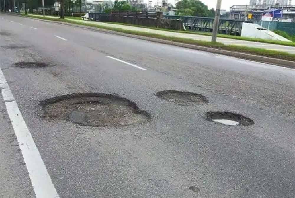 Isu kerosakan jalan raya sehingga menyebabkan kemalangan yang membawa maut bukan perkara baharu di negara kita. Gambar hiasan