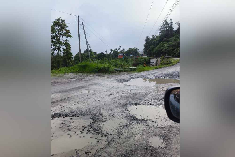 Banyak jalan yang rosak dan berlubang termasuk di kota-kota utama dan bandar-bandar kita. Gambar hiasan