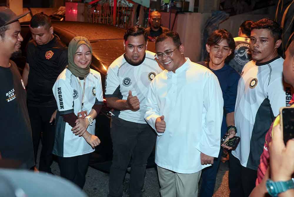 Amirudin beramah mesra dengan anak-anak muda yang hadir pada sambutan Hari Raya bersama anak muda di Bandar Utama Batang Kali malam Selasa sempena Pilihan Raya Kecil N.06 Kuala Kubu Baharu. Foto Bernama