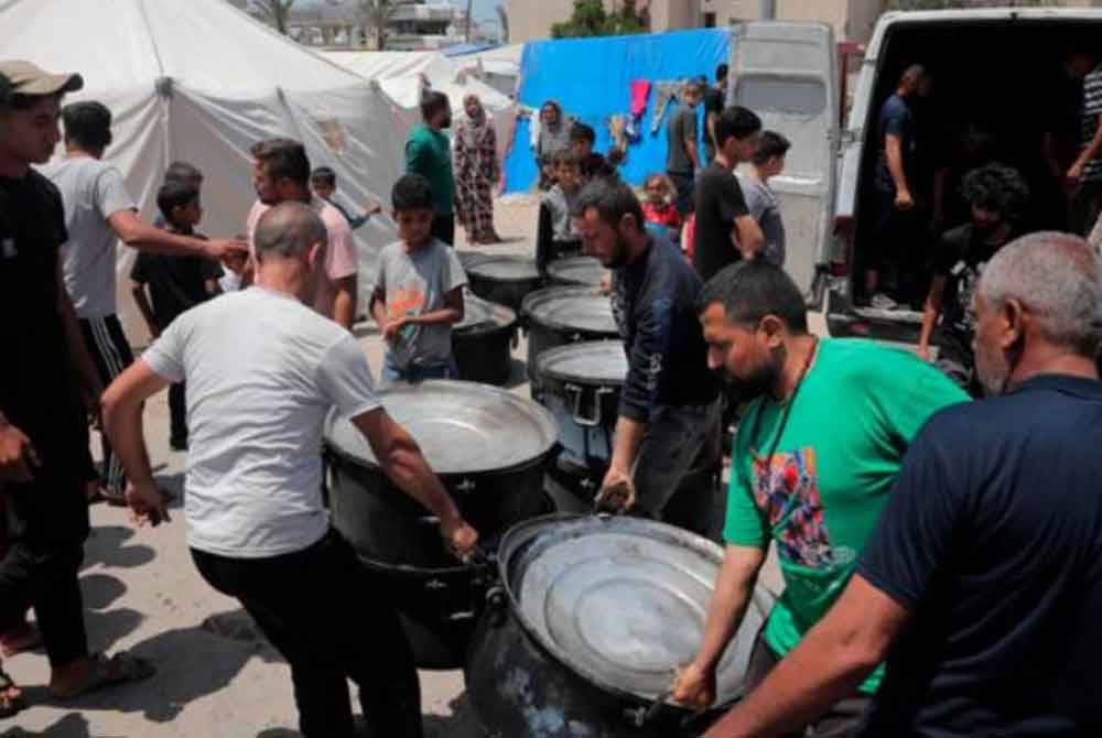 Sebilangan kakitangan dan sukarelawan WCK menyediakan bantuan makanan di Gaza. Foto X/World Central Kitchen