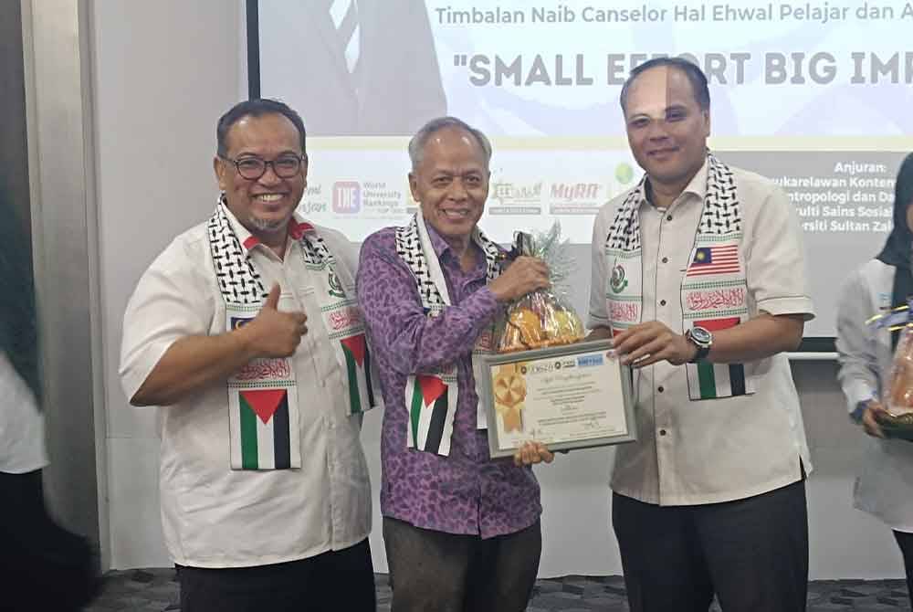 Muhammad Nasir (tengah) bersama Mohd Hafiz (kanan) semasa program Majlis Pelancaran Kesukarelawanan Hero Komuniti Fakulti Sains Sosial Gunaan di UniSZA, pada Selasa.