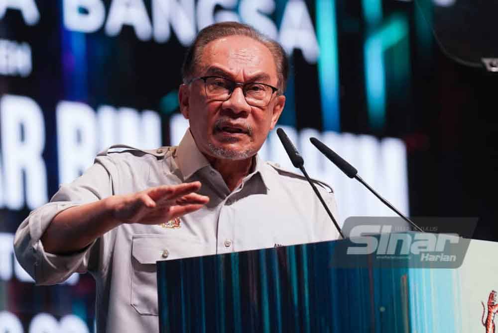 Anwar ketika berucap pada Sambutan Hari Pekerja 2024 yang diadakan di Pusat Konvensyen Antarabangsa Putrajaya (PICC) pada Rabu. Foto Sinar Harian-Rosli Talib