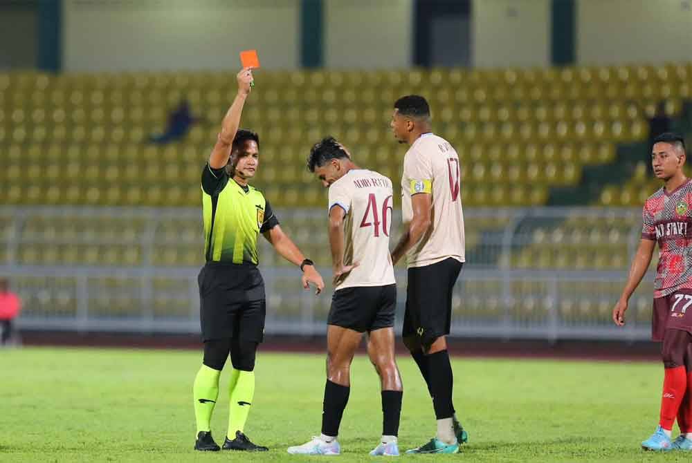 Pemain Penang FC, Muhammad Adib Abdul Ra’op dibuang padang pada separuh masa pertama selepas menerima kad merah hasil semakan VAR gara-gara menjatuhkan Sukhrob Nurullaev. Foto KDA FC