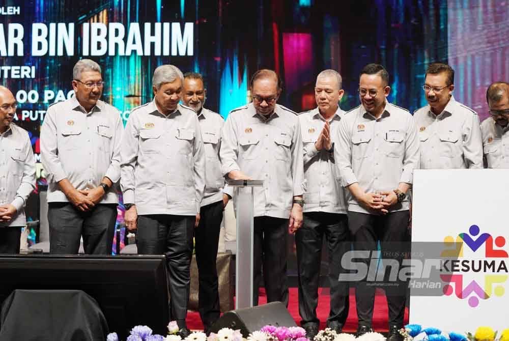 Anwar (lima dari kanan) ketika Kerangka Dasar Sumber Manusia Kebangsaan pada Sambutan Hari Pekerja 2024 peringkat Kebangsaan di Pusat Konvensyen Antarabangsa Putrajaya, di sini pada Rabu. Foto Sinar Harian-Rosli Talib