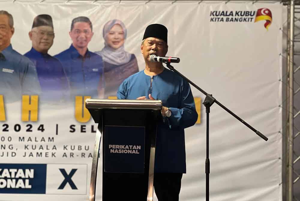 Muhyiddin ketika menyampaikan ceramah di Kuala Kubu Baharu pada malam Selasa