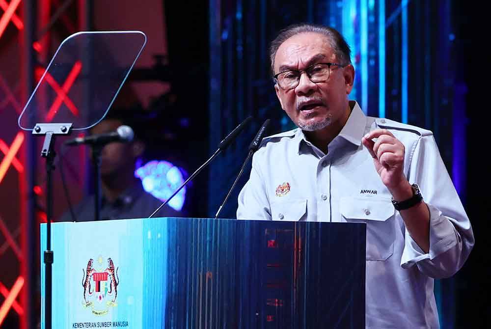 Anwar berucap pada Majlis Sambutan Hari Pekerja Peringkat Kebangsaan 2024 di Pusat Konvensyen Antarabangsa Putrajaya (PICC), pada Rabu. Foto Bernama