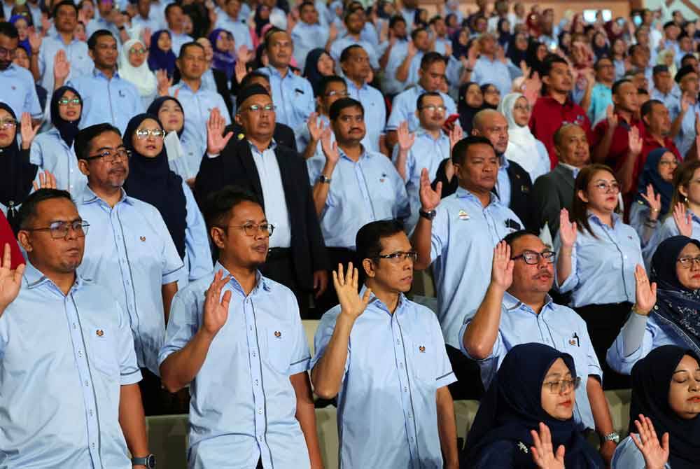 Para pekerja membaca lafaz Ikrar Hari Pekerja pada Majlis Sambutan Hari Pekerja Peringkat Kebangsaan 2024 di Pusat Konvensyen Antarabangsa Putrajaya (PICC) hari ini. Foto Bernama