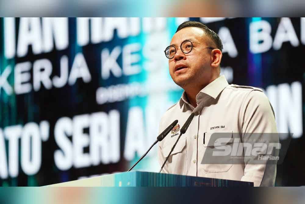 Steven ketika berucap pada majlis Sambutan Hari Pekerja bertemakan &#039;Pekerja Kesuma Bangsa&#039; yang disempurnakan Perdana Menteri, Datuk Seri Anwar Ibrahim di Pusat Konvensyen Antarabangsa Putrajaya, pada Rabu. Foto Sinar Harian-Rosli Talib