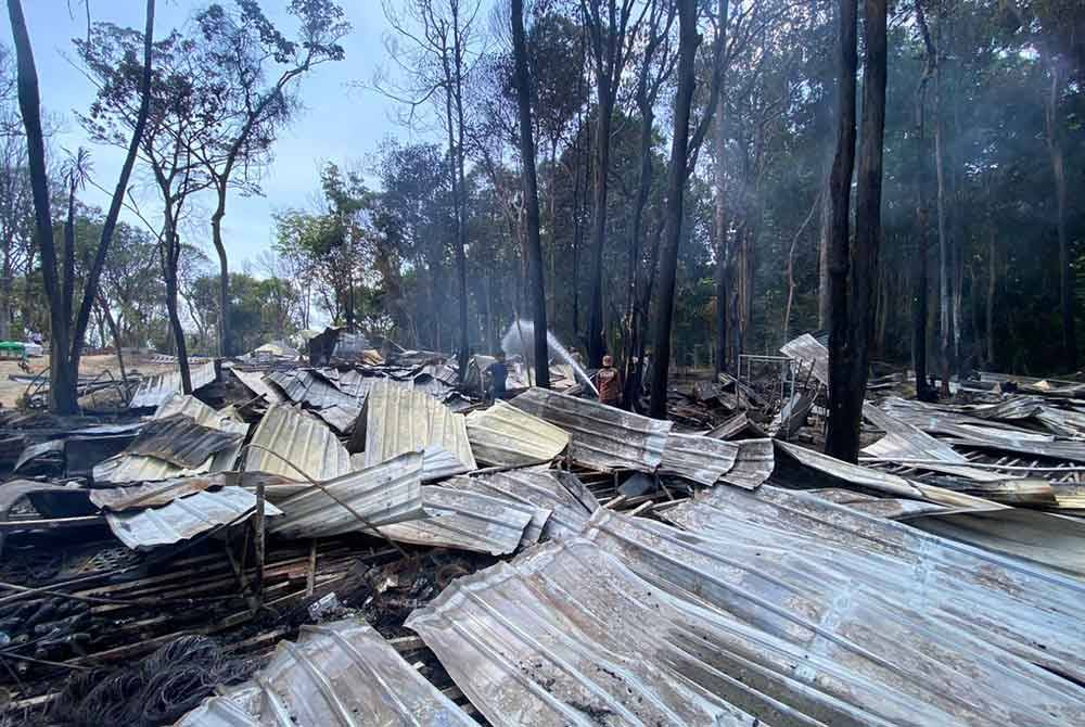 Sebanyak 25 buah rumah kongsi musnah dalam kebakaran di Pulau Perhentian. Foto JBPM Terengganu