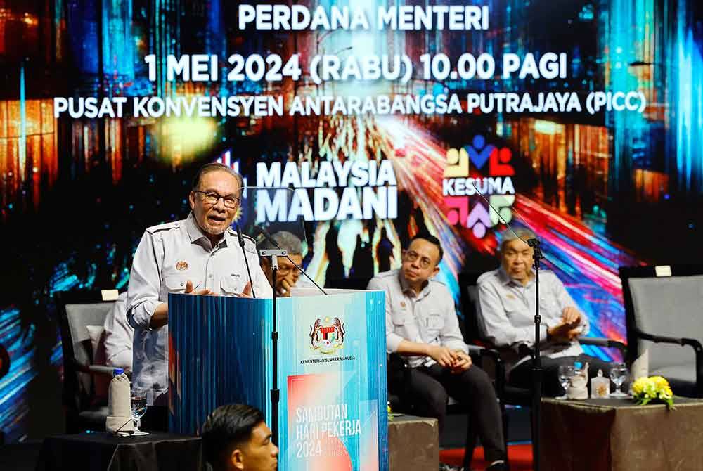 Anwar menyampaikan ucapan pada Majlis Sambutan Hari Pekerja 2024 di Pusat Konvensyen Antarabangsa Putrajaya (PICC), pada Rabu. Foto Bernama