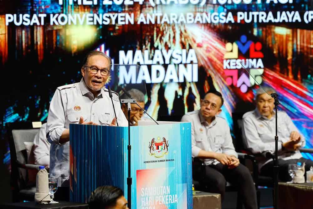 Anwar Ibrahim ketika menyampaikan ucapan pada Majlis Sambutan Hari Pekerja 2024 di Pusat Konvensyen Antarabangsa Putrajaya (PICC) hari ini. - Foto: Bernama