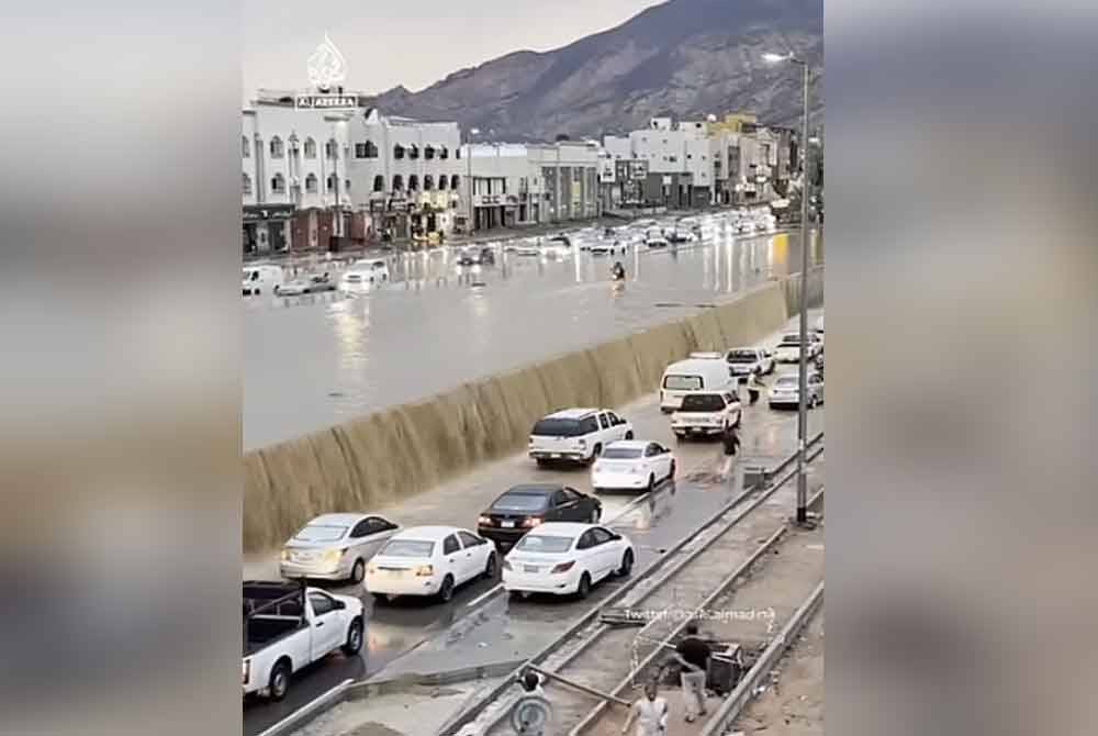 Video tular di media sosial menunjukkan banjir berlaku di Madinah. Agensi