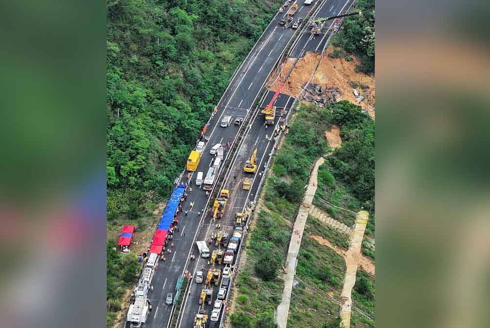 Pasukan penyelamat melakukan kerja-kerja pembersihan di tapak gua masuk di bahagian Lebuhraya Meizhou-Dabu yang runtuh di Meizhou, Wilayah Guangdong, selatan China. - Foto: Xinhua