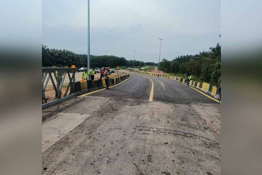 Jambatan Bailey di Seksyen 102, Jalan Kuantan-Segamat yang ditutup pada 29 April lalu dibuka sepenuhnya bermula jam 4 petang Rabu. Foto Pahang Media