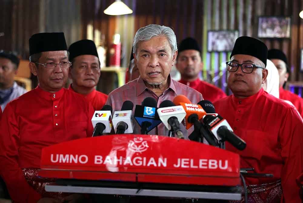 Ahmad Zahid ketika sidang media selepas Majlis Rumah Terbuka Aidifitri Parlimen Jelebu di Dataran Pusat Khidmat Rakyat Parlimen Jelebu, Simpang Pertang hari ini. Foto Bernama