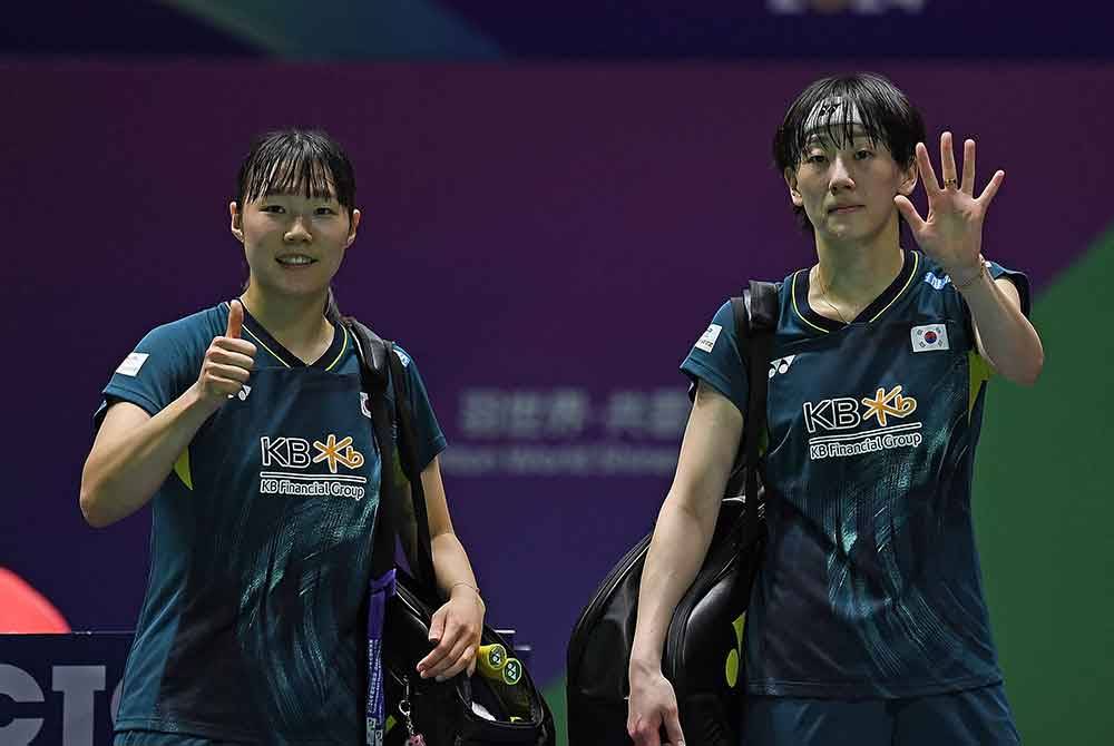 Baek Ha Na (kiri ) dan Lee So Hee dari Korea Selatan meraikan kejayaan selepas memenangi perlawanan beregu menentang Maiken Fruergaard/Sara Thygesen dari Denmark semasa perlawanan kumpulan D di Pusingan Akhir Piala Uber di Chengdu semalam. - Foto: Xinhua