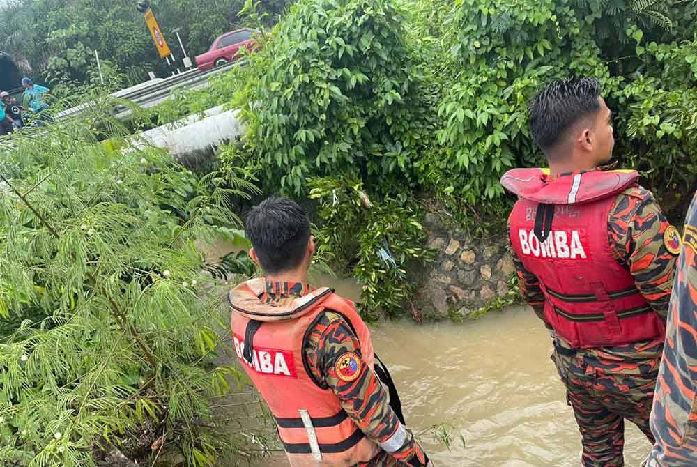 Anggota Bomba dan Penyelamat melakukan pencarian di lokasi seorang kanak-kanak dilaporkan terjatuh ke dalam longkang di Taman Bukit Rawang Jaya, di sini, pada Rabu.