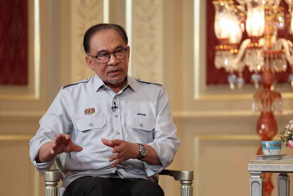 Anwar ketika menjawab soalan dalam &#039;Program Soal Jawab Perdana Menteri&#039; di Seri Perdana hari ini. - Foto: Bernama