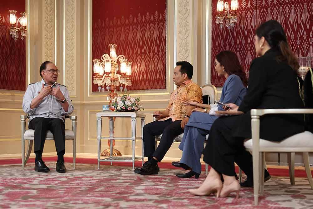 Anwar (kiri) ketika menjawab soalan dalam &#039;Program Soal Jawab Perdana Menteri&#039; di Seri Perdana hari ini. - Foto: Bernama