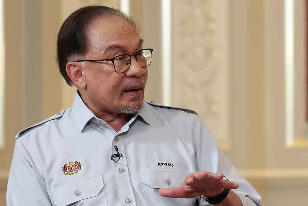 Anwar Ibrahim ketika menjawab soalan dalam &#039;Program Soal Jawab Perdana Menteri&#039; di Seri Perdana hari ini. - Foto: Bernama