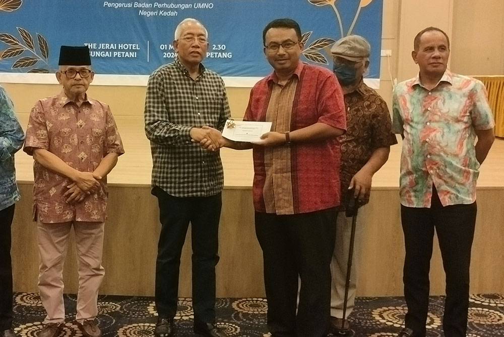 Mahdzir (dua kiri) menyampaikan sumbangan kepada waris ahli Mubarak sempena Majlis Tautan Kasih Sepetang Bersama Mubarak Kedah 2024 di Sungai Petani pada Rabu.