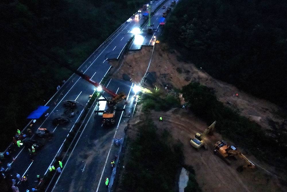 Angka kematian akibat sebahagian lebuh raya di wilayah Guangdong, selatan China runtuh meningkat kepada 36 orang. Foto Xinhua