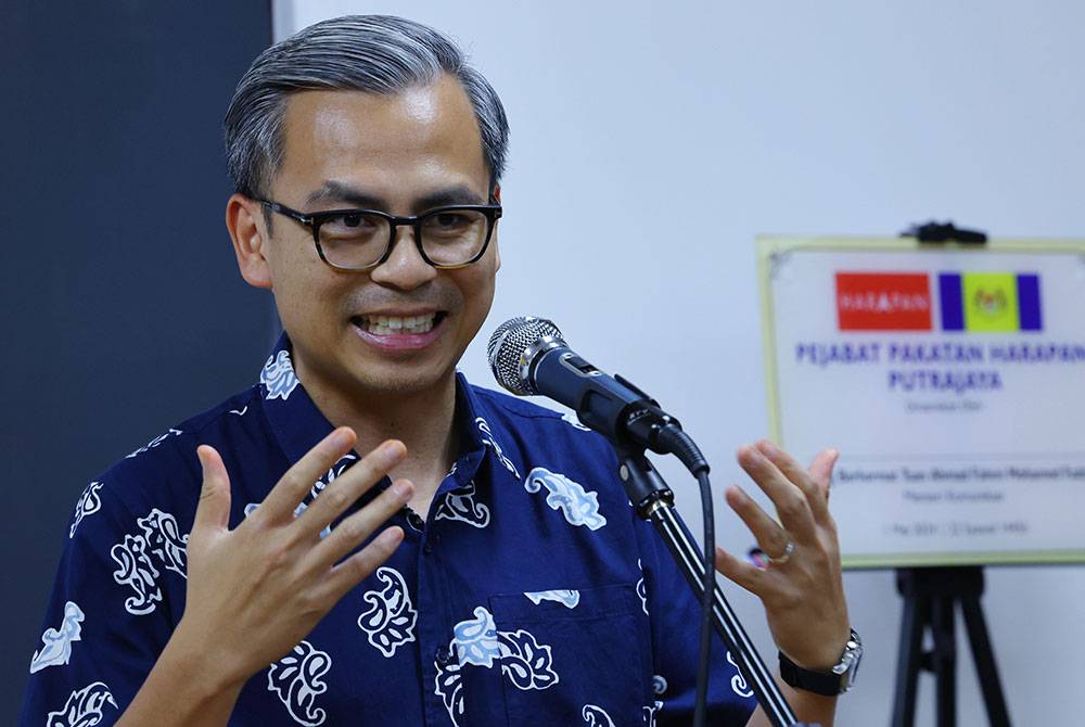 Fahmi yang juga Ketua Penerangan PKR berucap pada Majlis Perasmian Pejabat Pakatan Harapan Putrajaya di Presint 11 di sini malam tadi. Foto Bernama