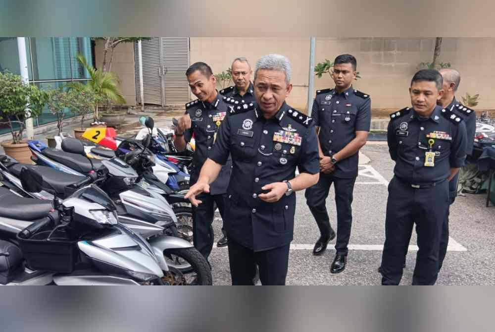 Habibi menunjukkan motosikal yang dirampas dalam Ops Rentap Trio.